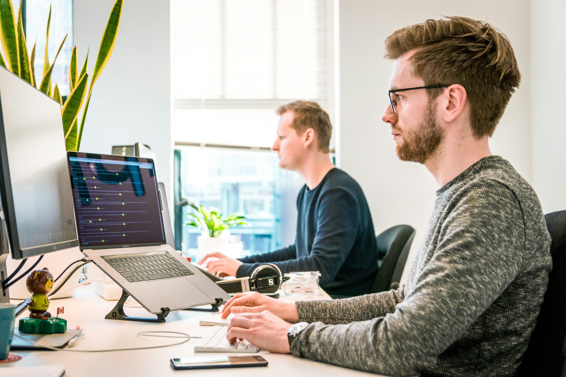 Zwei Personen am Arbeitsplatz
